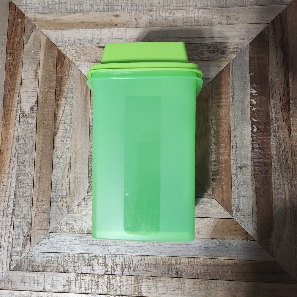 Tupperware 8 1/2 " tall Pick-A-Deli Pickle Keeper Green Lid Insert 3 pc